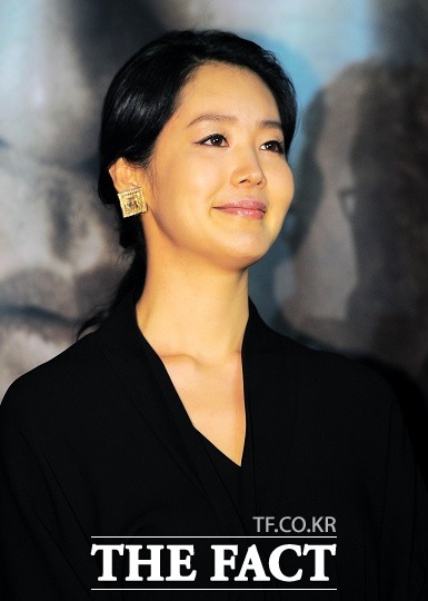 간통죄는 소 취하됐는데… 드라마 허준으로 큰 인기를 얻었던 황수정도 간통죄로 고소당한 바 있다. 그러나 황 씨는 합의금을 주고 소 취하를 이끌어냈다./더팩트 DB