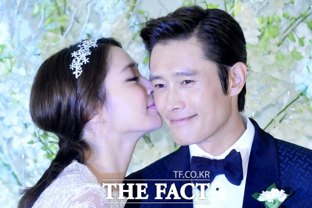 이병헌 이민정 동반 귀국. 이병헌(오른쪽)이 이민정과 함께 귀국해 어떤 이야기를 꺼낼지 주목을 받고 있다. / 더팩트DB