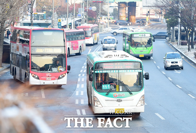 무등산 주말 버스 증회, 11월 29일까지 진행 예정. 무등산 주말 버스가 증회돼 탐방객들의 편의가 증진될 것으로 보인다. 무등산 주말 버스 운행은 하루 평균 64회로 증회된다. / 배정한 기자