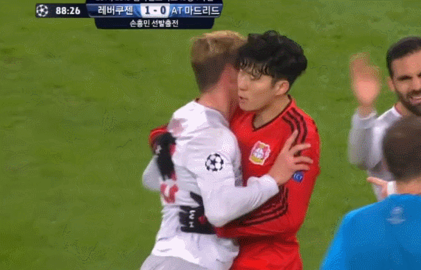 토레스 화났다! 페르난도 토레스(왼쪽)가 26일 열린 유럽축구연맹 챔피언스리그 16강 1차전에서 자신을 말리는 손흥민(왼쪽에서 두 번째)를 밀치고 있다. / SPOTV 영상