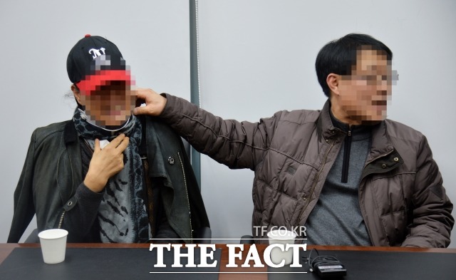임신 확인서 내용 보지 못했다  김현중의 모친과 부친(오른쪽))이 아들을 언급하며 눈물을 쏟고 있다. /문병희 기자