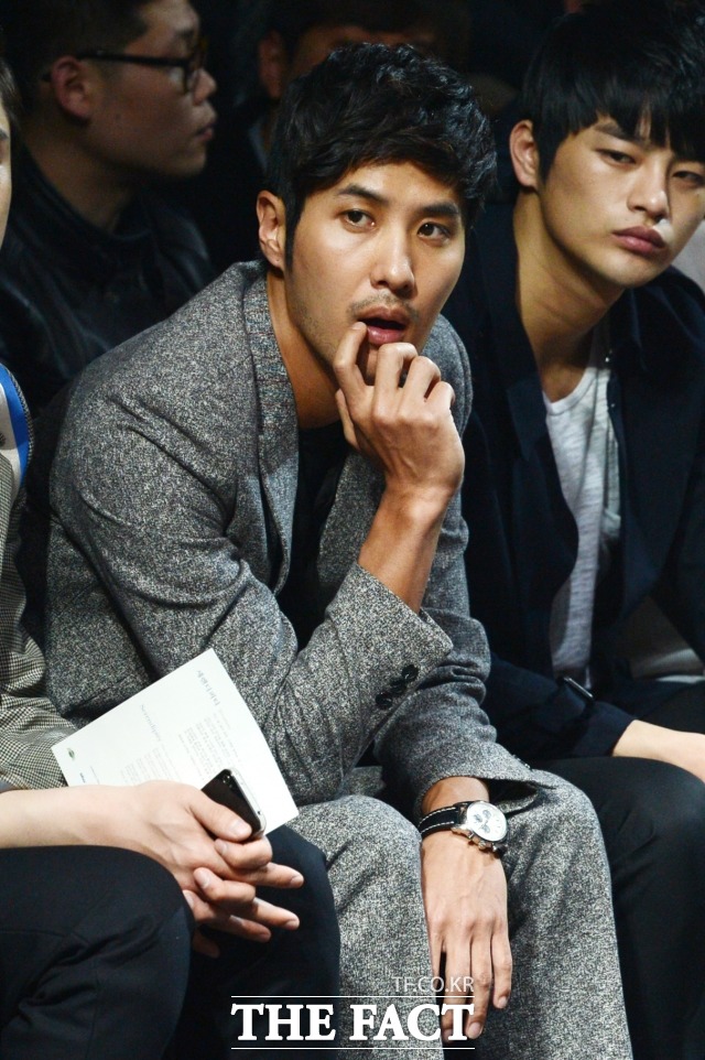 영국 윌리엄 왕자랑 이튼칼리지서 함께 공부. 배우 김지석(왼쪽)이 영국 최고 명문 이튼칼리지에서 수학한 사실이 알려져 시선을 모았다. /최진석 기자