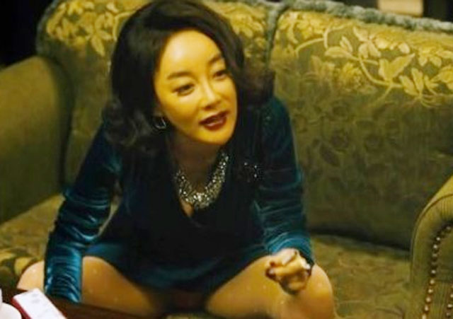 기상캐스터에서 연기자로 김혜은이  범죄와의 전쟁 여사장 역을 위해 담배를 배웠다고 밝혔다./ 영화 범죄와의 전쟁 스틸