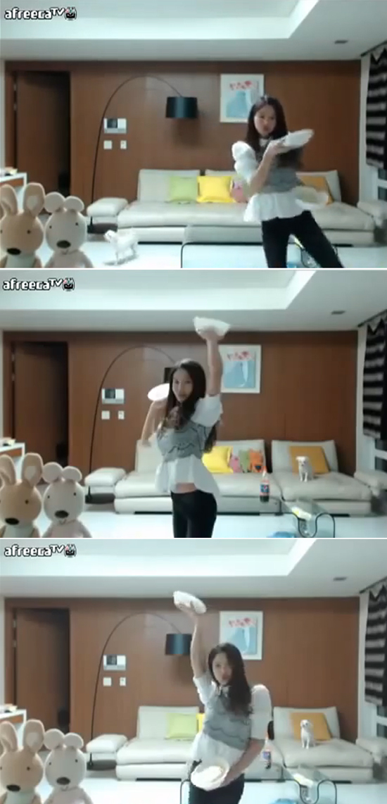 현란한 몸놀림. 아프리카 티비 BJ 비비안의 짜장면 댄스가 시청자들의 눈길을 끌었다. /아프리카 티비 방송 화면 캡처