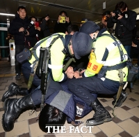 [TF포토] '지하철 방화범 제압하는 경찰들'