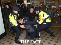 [TF포토] 재난대비훈련, '방화범 제압하는 경찰들'