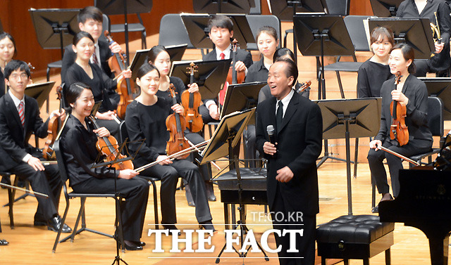 두번째 무대에서는 전국 25개 대학교, 60여 개의 전공을 가진 대학생들로 구성된 한국 대학생 연합 오케스트라 쿠코가 참여했다.