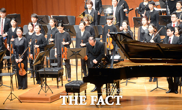 금난새와 필하모닉·쿠코 오케스트라는 공연 첫 무대인 1부 무대에서 베토벤의 피아노와 바이올린, 첼로를 위한 삼중협주곡을 들려줬다.