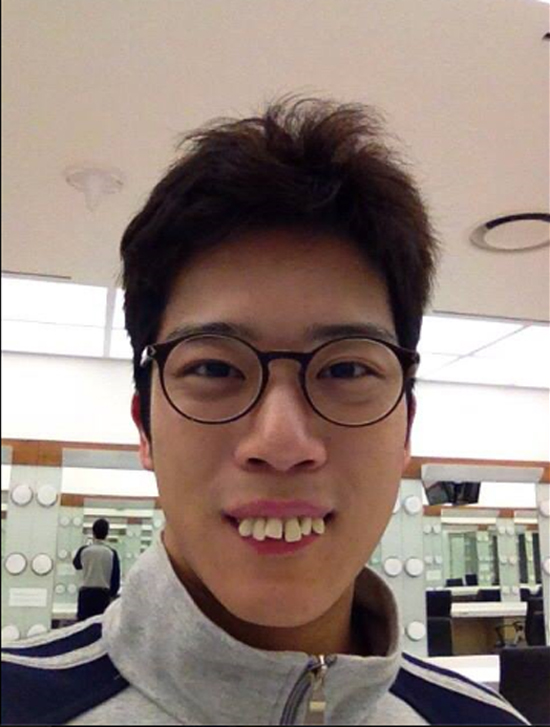 하석진 제 이빨이에요. 하석진이 뻐드렁니를 드러낸 사진으로 시선을 모았다./하석진 페이스북