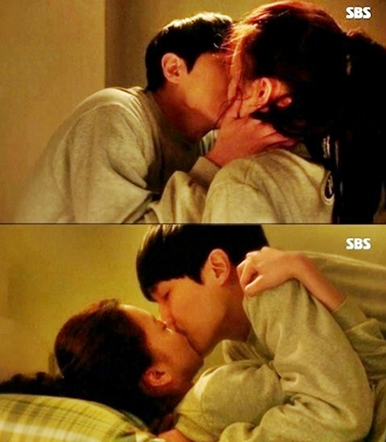 풍문으로 들었소 10대의 선 넘은 로맨스. 화제의 드라마 풍문으로 들었소의 명장면으로 꼽히는 이준과 고아성의 베드신이 계속해서 관심을 받고 있다. /SBS 풍문으로 들었소 방송화면 캡처