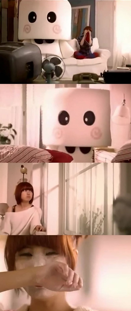 아이유, 마시멜로 완벽해 아이유가 지난 2009년에 들고 나온 앨범 마쉬멜로우 뮤직비디오 속에서 마시멜로를 향한 노래를 부른 바 있다. / 마쉬멜로우 뮤직비다오 영상 캡처