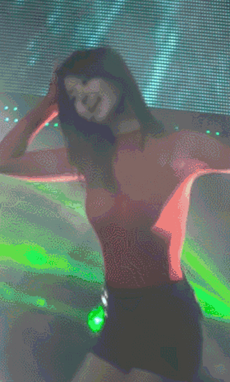 하니 위협하는 EXID 정화. 정화는 위 아래 발표 전부터 남다른 몸매로 화제였죠. / 유튜브 영상 캡처