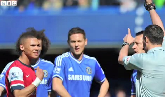 내가 퇴장? 지난해 열린 아스널과 첼시의 경기에서 3월 안드레 마리너 주심은 핸드볼 반칙을 저지른 알렉스 옥슬레이드 챔벌에인이 아닌 키어런 깁스에게 퇴장을 명력했다. / BBC 뉴스화면 캡처