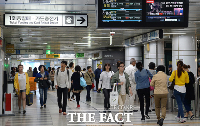 정자역 운행 멈췄다. 정자역 운행이 2일 중단됐다가 재개됐다. 정자역에서 고무타는 냄새가 난다는 신고가 원인이 됐다. / 더팩트 DB