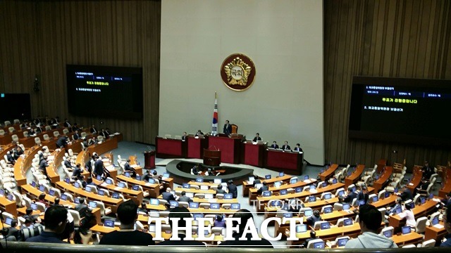 김영란법 기업 활동 위축 부작용 우려 김영란법(부정청탁 및 금품 등 수수에 관한 법률)이 임시 국회 문턱을 넘을 수 있을지 여부에 관심이 쏠리고 있다. / 더팩트 DB