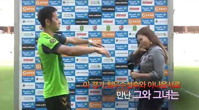 경기 마친 김남일, 김보민 아나운서 보자마자 뜨거운 포옹 김보민 아나운서가 남편 김남일 선수 인터뷰를 앞두고 감격의 눈물을 흘렸다. /유튜브 영상 캡처