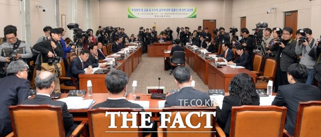 김영란법 찬성과 반대, 입장 차이 김영란법 통과를 앞두고 그간 여야 의원들을 찬성과 반대로 나눠 의견 차이를 좁히지 못했다. 찬성하는 쪽은 부정부패 척결에 획기적인 법안이라고 주장한 반면 반대 쪽에선 위헌 소지가 많다고 주장했다./임영무 기자