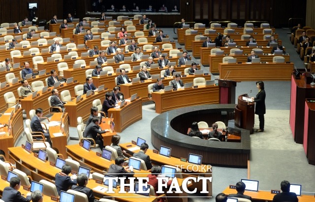 부정부패 없어질까 국회는 3일 오후 4시께 본회의를 열어 찬성 226명, 반대 4명, 기권 17명으로 우여곡절 끝에 김영란법을 가결했다./임영무 기자