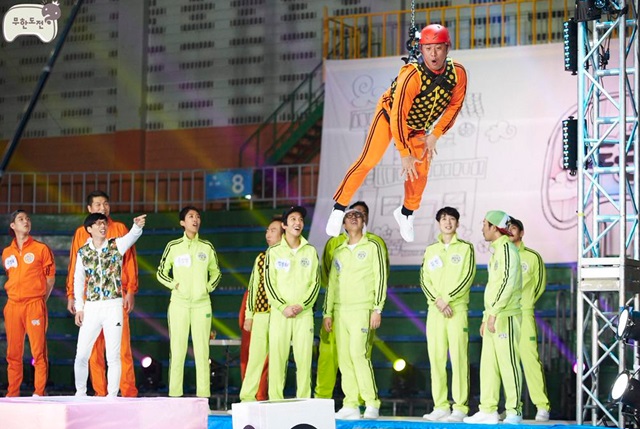 무한도전에서 방송된 인간 선물 뽑기 게임이 표절 논란에 휩싸였다. 인간 선물 뽑기는 일본 예능 프로그램에서 시도된 인간 UFO 캐쳐와 여러 부분에서 유사했다. /MBC 무한도전 공식 트위터