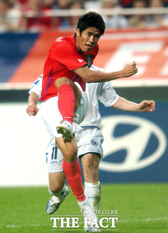 축구선수 설기현 명품골. 축구선수 설기현이 은퇴를 선언한 가운데 그가 남긴 최고의 골이 주목받고 있다./더팩트DB