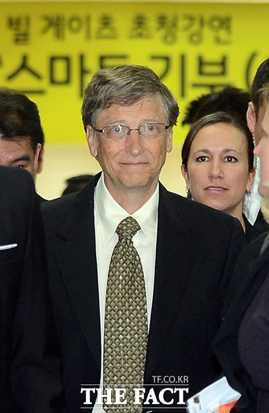 빌 게이츠, 세계 부호 1위. 빌 게이츠가 올해 포브스가 선정한 세계 부호 1위에 이름을 올렸다. 중동 부호 만수르는 이 순위에서 제외됐다. /더팩트 DB