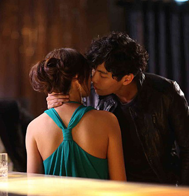 이태임-이민기 닿을 듯 말 듯. 배우 이태임의 노출 베드신이 또다시 이목을 끌고 있다. /영화 황제를 위하여 스틸