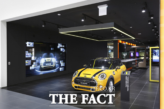 BMW, iF 디자인 어워드 수상 BMW그룹 코리아가 전기차 충전 시스템 BMW i-홈 충전기와 MINI의 가상 브랜드 스토어, 스마트 팝업 스토어로 iF 디자인 어워드 2015를 수상했다고 3일 밝혔다. / BMW 코리아 제공