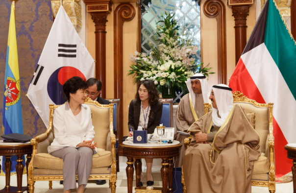 한국과 쿠웨이트 경제정책 일맥상통 박근혜 대통령(왼쪽)과 쿠웨이트 셰이크 알-아흐마드 알-자베르 알-사바 국왕이 정상회담을 했다. 양국은 이번 정상회담을 통해 에너지, 보건의료 등 9개 분야에 대한 MOU를 체결했다./사진=청와대 제공