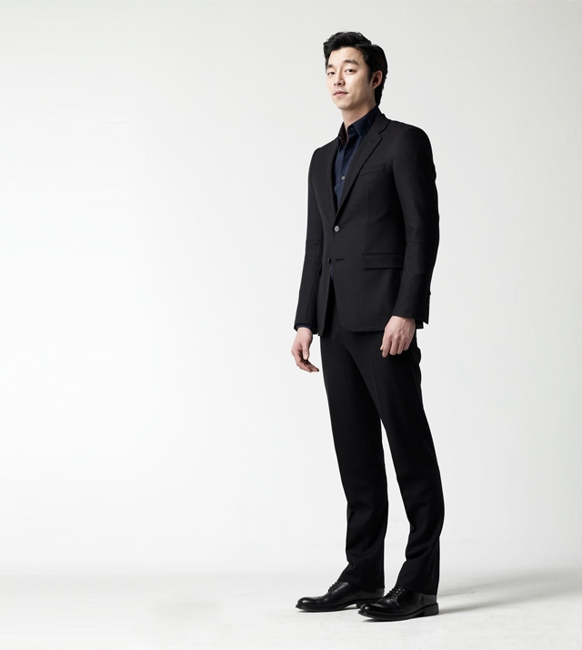 심플하면서도 멋스런 매력을 선보인 공유. / 삼성화재