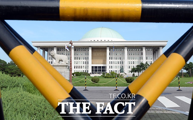 알쏭달쏭 김영란법 이른바 김영란법(부정청탁 및 금품 등 수수의 금지에 관한 법률)이 3일 국회 본회의를 통과했으나, 시행 과정에서 혼선이 예상되고 있습니다./더팩트DB
