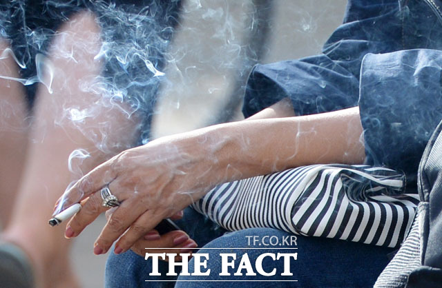 4일 오후 1시 기준 누리꾼들의 이목을 사로잡고 있는 키워드는? 끝까지 간다 신수지, 담뱃갑 경고 그림, 꽃샘추위 기승, 박재범 도끼 매드클라운 휘성, 빛나거나 장혁/ 문병희 기자