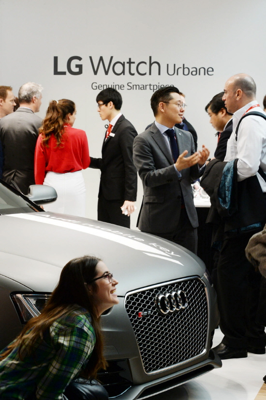 스마트 워치는 우리가 선두 MWC 2015에 참석한 관람객들이 LG전자 부스에 전시된 아우디 차량을 관심있게 살펴보고 있다.  LG전자는 전시존에서 스마트워치로 아우디 자동차의 시동을 온·오프하고, 운전석 도어를 개폐하는 기술을 소개했다./ LG전자
