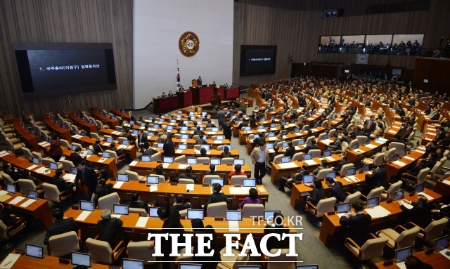 김영란법 929일 만에 입법! 3일 이른바 김영란법(부정청탁 및 금품 등 수수의 금지에 관한 법률)이 국회 본회의를 통과했다. 그러나 벌써부터 법안을 둘러싼 잡음이 일고 있다./문병희 기자