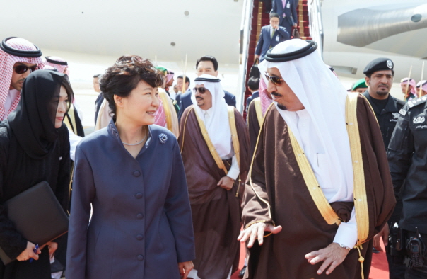 “라피크(동반자)” 살만 사우디 국왕이 3일 오후 리야드 킹칼리드 국제공항에 도착한 박근혜 대통령을 직접 영접하고 있다./사진=청와대 제공