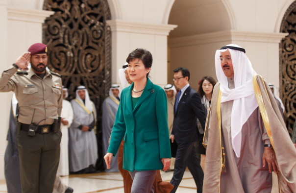 박근혜 대통령님 환영합니다!  살만(오른쪽) 사우디 국왕은 ‘라피크’의 진정한 의미는 사막에서 먼 길을 가기 전에 친구를 정하라것이라며 한국과 사우디가 상호 신뢰에 기반 해 호혜적인 이익을 향유하는 동반자가 되기를 희망했다./사진=청와대 제공