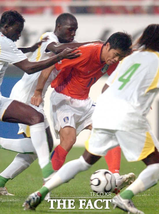 역주행 논란 설기현이 역주행 논란을 낳은 지난 2006년 5월 23일 서울월드컵경기장에서 열린 세네갈과 평가전에서 드리블하고 있다. / 더팩트 DB