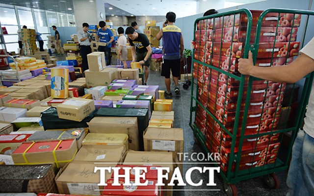 명절 선물도 안되나요~ 법 위반 여부는 향후 정해질 시행령에 따라 달라질 것으로 보입니다. 명절 선물은 사회 상규로 예외 사유에 해당됩니다. 현행 공무원행동강령에는 식사 접대는 3만 원까지, 경조사비는 5만 원까지 허용하고 있습니다./문병희 기자