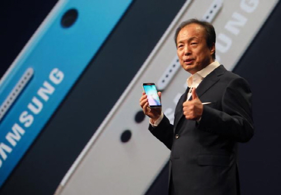 베일 벗은 갤럭시S6 삼성전자가 1일(현지시각) 스페인 바르셀로나에서 갤럭시S6와 갤럭시S6엣지를 공개했다./ 삼성전자 제공