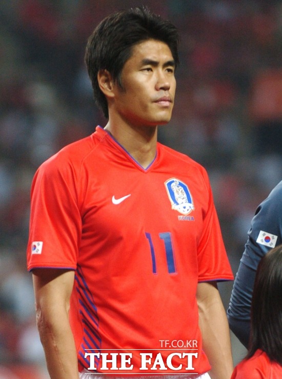 설기현 은퇴 설기현이 지난 2006년 5월 26일 서울월드컵경기장에서 열린 보스니아헤르체고비나의 경기 전 국가를 듣고 있다. / 더팩트 DB