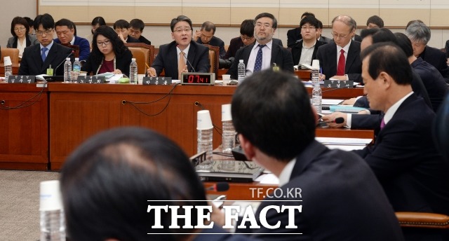 적용 대상의 애매한 기준에 형평성 실종. 김영란법에서 가장 큰 논란은 적용 대상에 대한 기준이다. 김영란법의 적용 대상은 공직자였으나 최종안에선 정치인과 각 언론사, 국공립학교 및 사립학교 종사자까지 포함했다. /임영무 기자