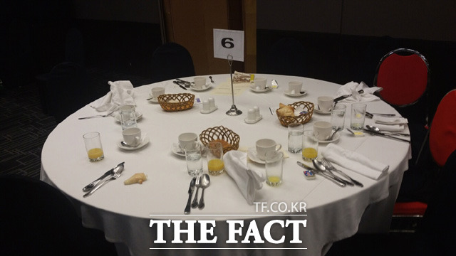 6번 테이블에서 지켜 보다가… 김기종 씨는 리퍼트 대사가 앉아 있는 테이블에서 10m 남짓 떨어진 6번 테이블에 앉아 있었다. /세종홀=이성락 인턴기자