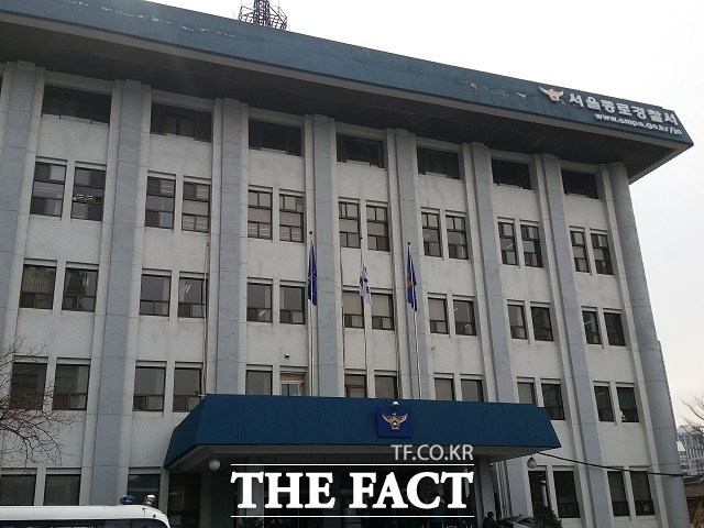 싹 다 조사하겠어 서울 종로경찰서는 마크 리퍼트 미국대사를 피습한 김기종(55) 씨의 주거지와 사무실에 대해 압수수색 영장을 신청했다고 6일 밝혔다./종로경찰서=신진환 기자