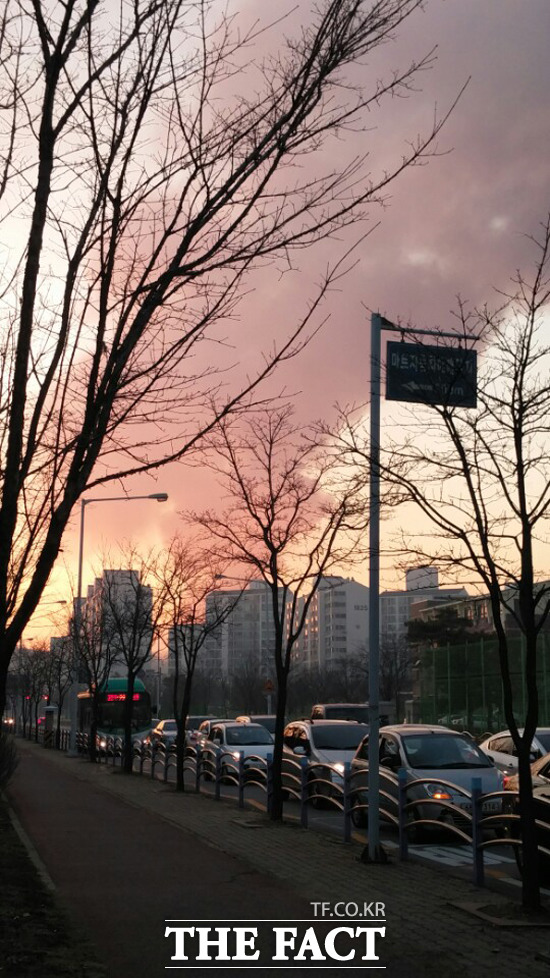안산 화재 반월공단. 6일 오후 경기도 안산 반월공단 플라스틱 공장에서 화재가 발생했다. /독자 제공