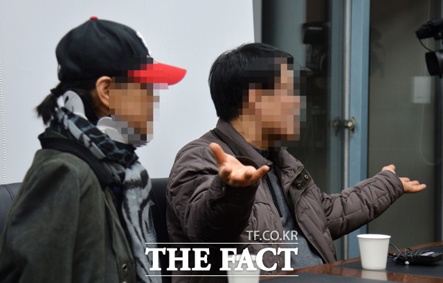 김현중 문자, 공개 여부 관심. 김현중 문자가 6일 네티즌들의 관심을 받고 있다. 김현중의 부모는 <더팩트>와 인터뷰에서 최 씨의 동의가 있다면 문자 내용 전체를 공개하겠다고 밝힌 바 있다. / 문병희 기자