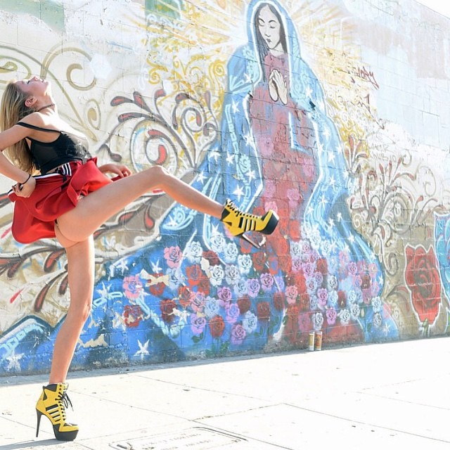 큰 키와 늘씬한 몸매를 자랑하는 스텔라 맥스웰. 맥스웰은 중성적인 외모와 다른 반전 몸매로 다양한 패션 브랜드 모델로 활동 중이다./스텔라 맥스웰 인스타그램