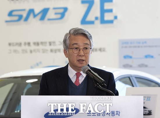 박동훈 르노삼성 부사장 올해 전기차 1000대 판매할 것 르노삼성자동차는 오는 16일까지 제주도 중문단지 내 국제컨벤션센터에서 열리는 제2회 국제전기자동차엑스포에 참가해 올해까지 전기차 1000대 판매 목표를 비롯한 전기차 비즈니스 전략을 6일 발표했다. 박동훈 르노삼성자동차 영업본부장(부사장) / 르노삼성자동차 제공