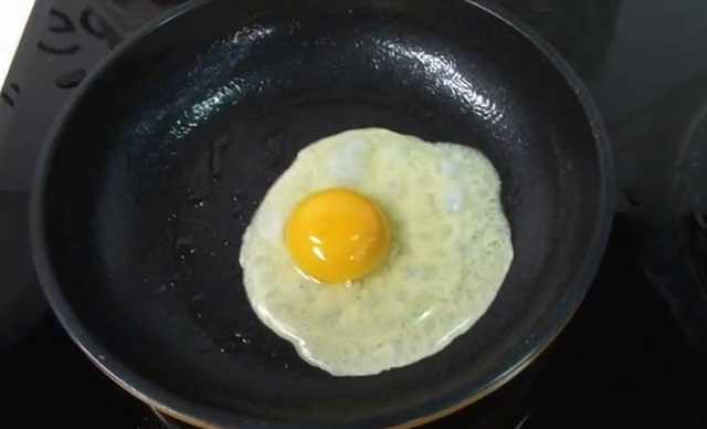 아연이 많은 음식, 노른자 대표적. 달걀 노른자는 아연이 많은 음식 중 하나로 손꼽힌다. /유튜브 영상 캡처