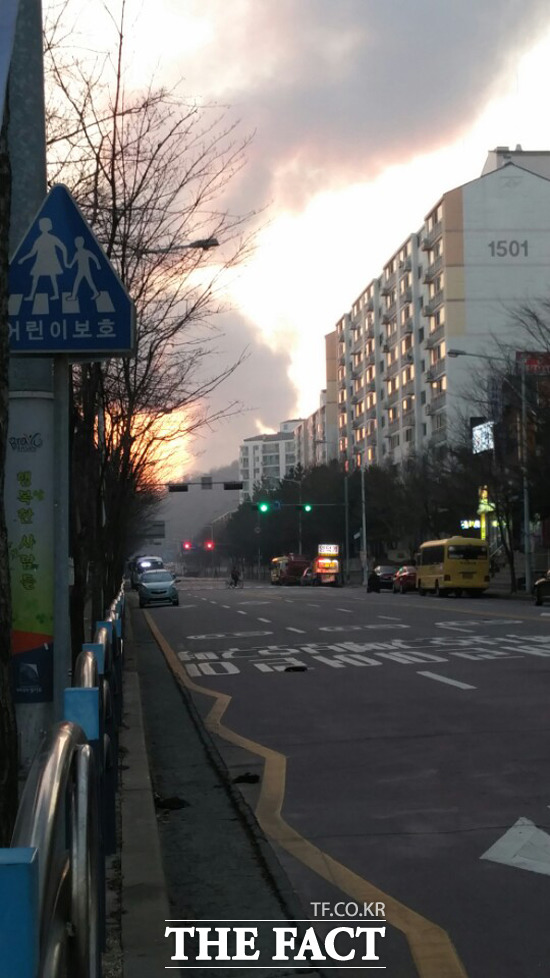 안산 화재 반월공단. 6일 오후 경기도 안산 반월공단 플라스틱 공장에서 화재가 발생했다. /독자 제공