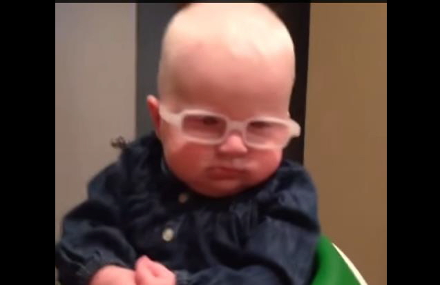 알비노증후군 아기. 알비노증후군 아기가 안경의 도움으로 엄마를 알아보게 돼 화제다. / 유튜브 영상 캡처