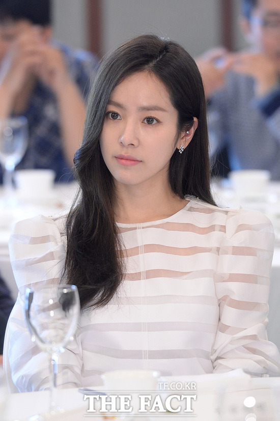 한지민, 이상형은 어떤 사람? 한지민의 이상형에 누리꾼들의 눈길이 몰리고 있다. 한지민은 과거 차보다는 술 마시는 남자가 좋다고 밝힌 바 있다. /더팩트DB